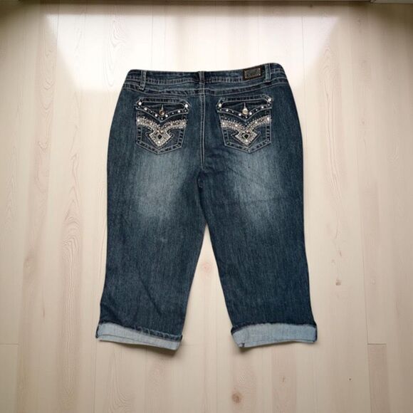 Plus Size Earl Jeans Medium Wash Embroidered Studded Capri Jeans Size 12 #118 - Picture 1 of 6